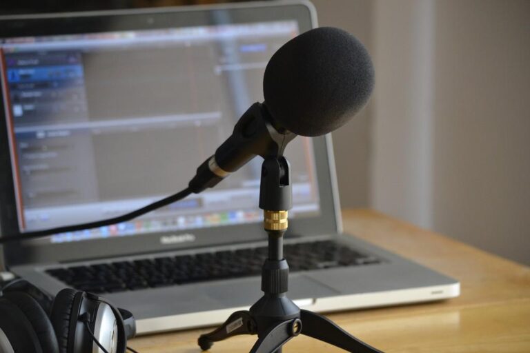 How to earn money from podcasting