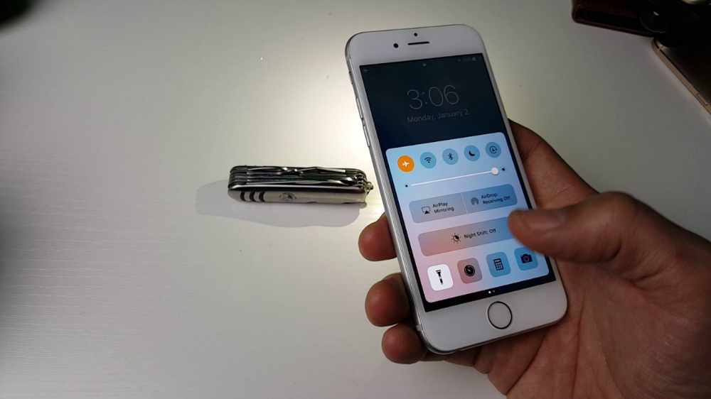 How to turn on flashlight on iphone